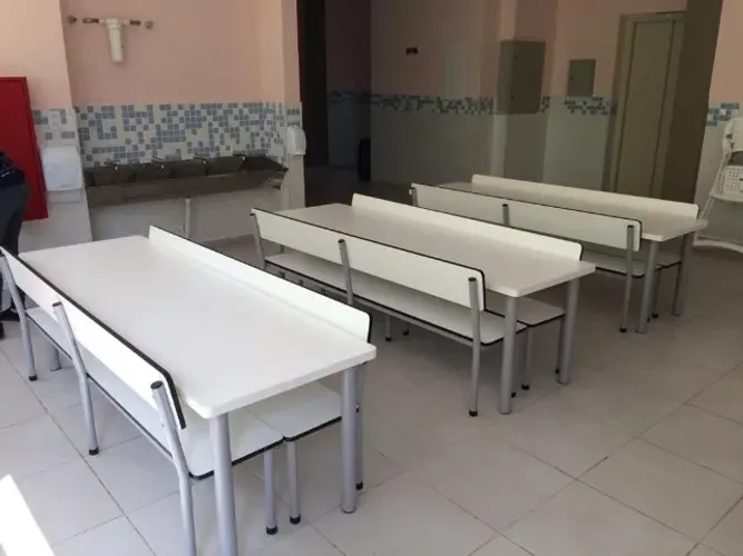 Mesa para refeitório infantil-bancos com encosto