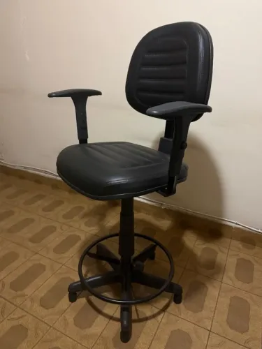 Cadeira caixa alta com braço praticamente sem uso