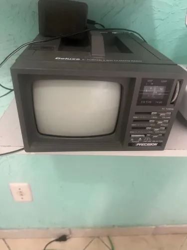 Televisão antiga. Funcionando TV e rádio.  