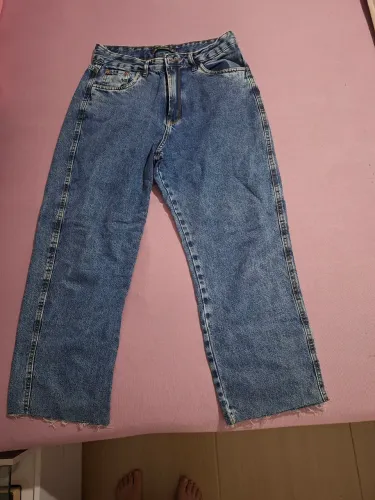Calça jeans curta barra desfiada 40