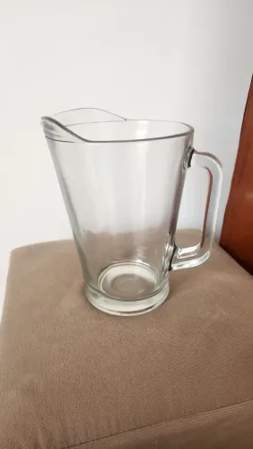 Canecas e copos e jarra de vidro