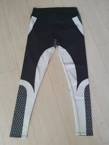 Leggings preta e branca com desenhos geométricos tam. 42