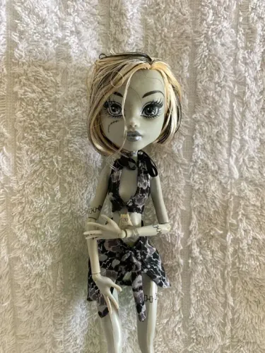Boneca Monster High Frankie Stein Skull Shores Black e White -  Relíquia 