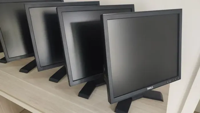 Monitores Dell 17" R$290,00 cada