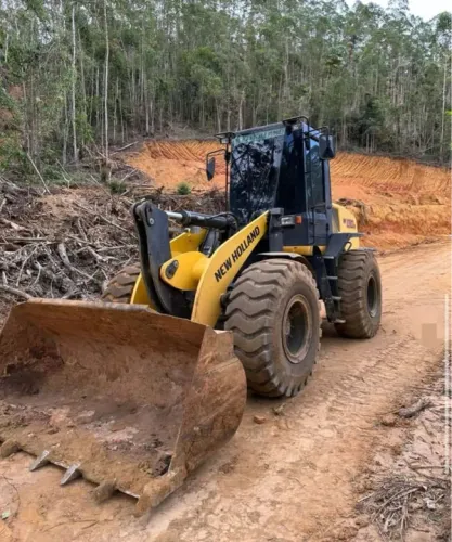Pá Carregadeira New Holland W130 ano 2023 com 1.600 horas e ar condicionado, no ES
