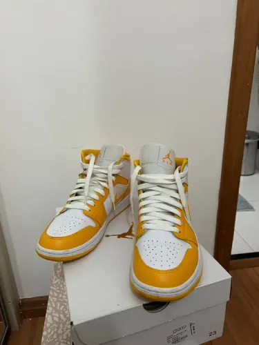 Air jordan 1 mid yellow