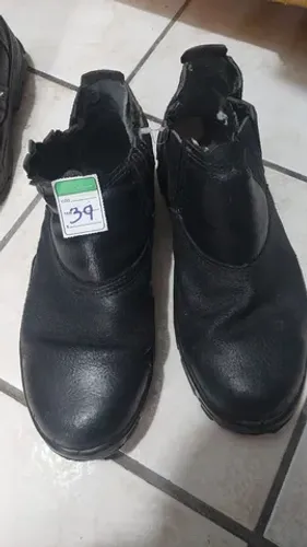 Botas semi novas unissex 