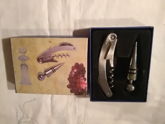 Kit Vinho 2 Peças Com Tampa De Bico E Saca Rolha Na Caixa