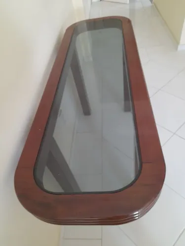 Lindo aparador em madeira maciça em mogno com alto brilho, design elegante e sofisticado