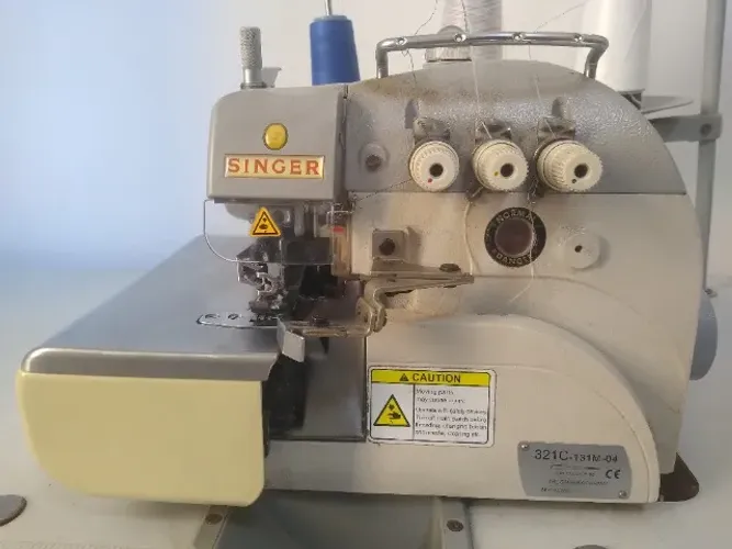 Máquina de costura Overlock Singer Industrial 321 C usada em perfeito estado