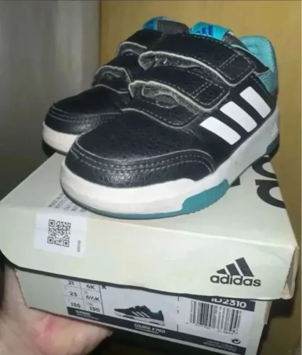 Tênis adidas tensaur 