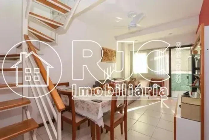 "Estilo e Espaço em Dobro: Duplex de 135m² com 2 Quartos no Coração do Andaraí."