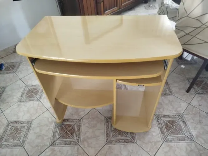 Mesinha de Computador em MDF muito BOA - em ótimo estado 