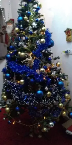 ARVORE DE NATAL USADA OTIMO ESTADO 1.80 MTS vai com bolinhas festão pisca pisca  Dispo