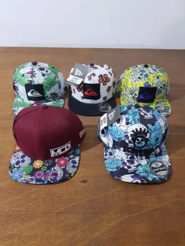 Bonés Snapback / aba reta / Boné de skatista / surfista / Estilosos e Variados