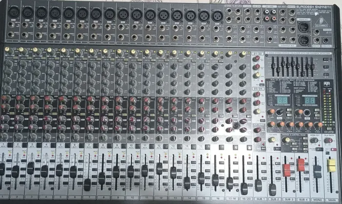 Mesa de Som Behringer Eurodesk SX2442