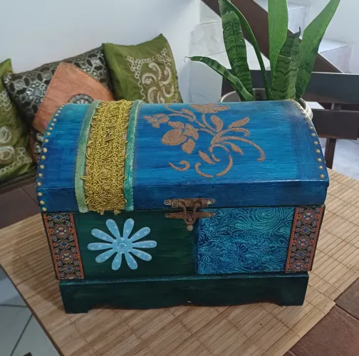 Baú mdf decorado 21x22x31cm. Usado. Leia a descrição 