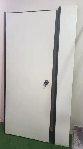 Porta de divisória com maçaneta, dobradiças e batente