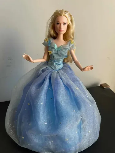 Boneca Cinderela deluxe live action