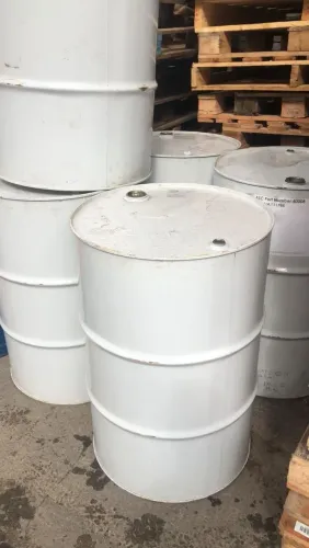 Tambores metálicos brancos