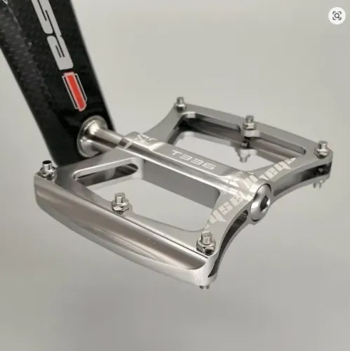 Pedal de bicicleta MTB ou DH em Titanio e 3 (três) rolamentos (NOVO na caixa)