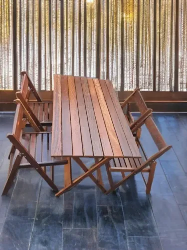 Conjunto de Mesa Dobrável 1,20 x 65  madeira de Itauba com 4 cadeiras Envernizada   