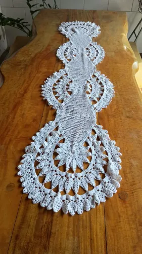 Caminho de mesa em crochê
