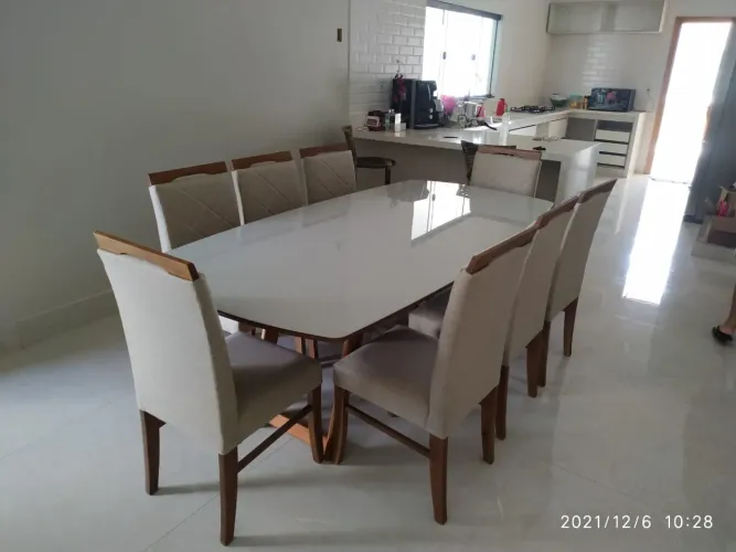 Mesa espaçosa de madeira