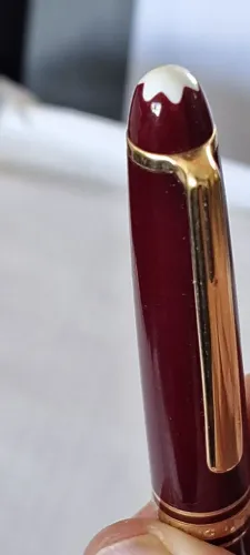 Dê de presente para alguém que você gosta uma MontBlank original com número  de série 