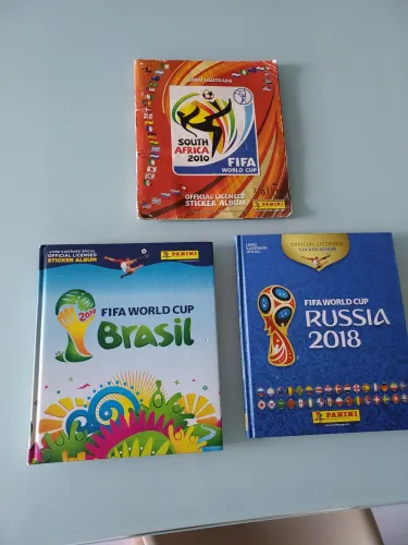 VENDO ÁLBUNS DAS COPAS DO MUNDO 2010, 2014 E 2018