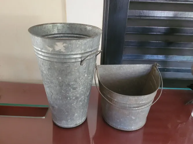 Baldes de metal galvanizado