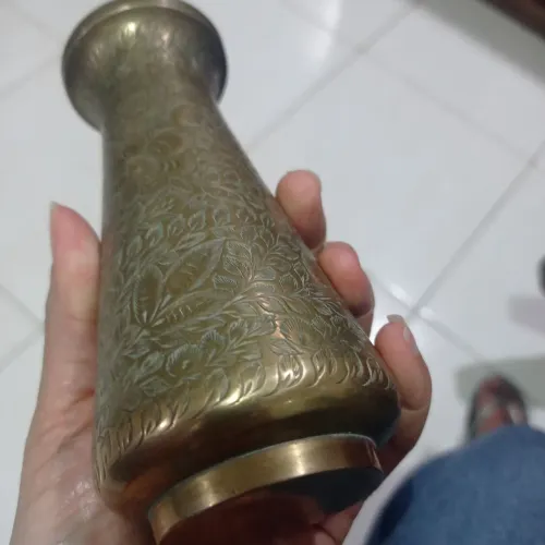 Vaso  de metal indiano, com detalhes florais