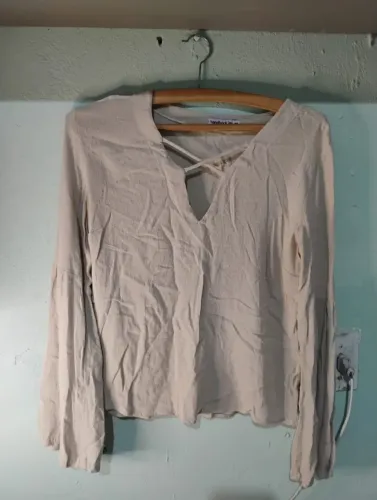 Blusa manga longa bege com decote