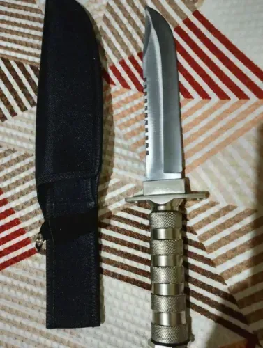 Faca esportiva, em aço.