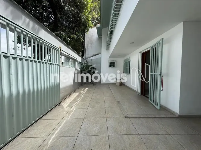 Encante-se com esta residência completa no coração do bairro República!
