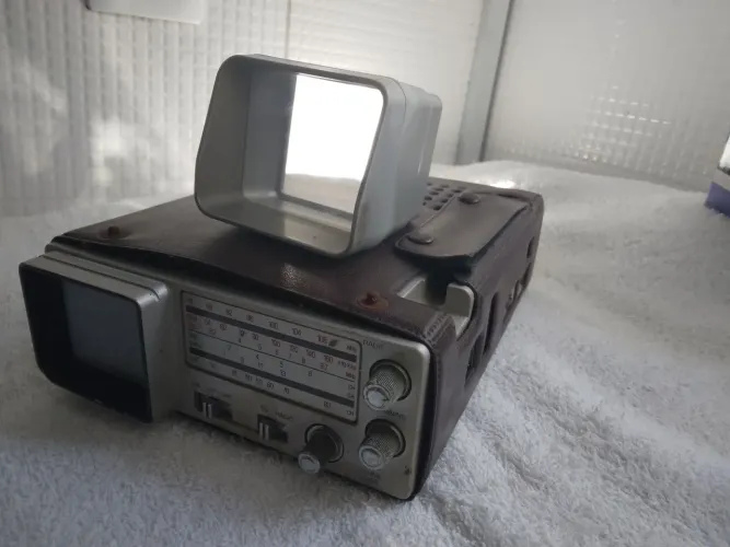 Televisor projetor antigo com rádio-VHF/UHF, peça historica