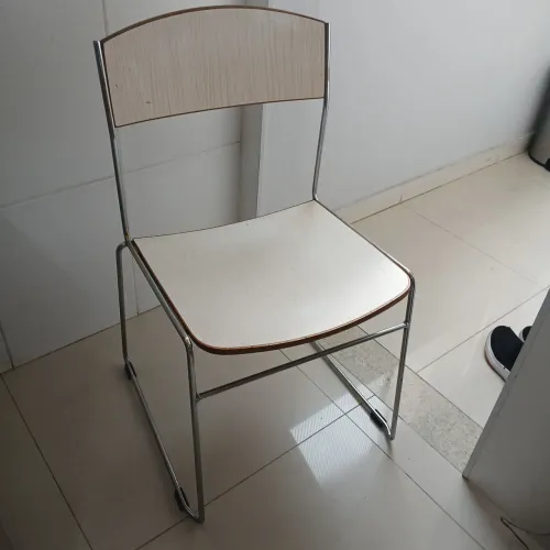 4 cadeiras de madeira e pes de ferro cromados 