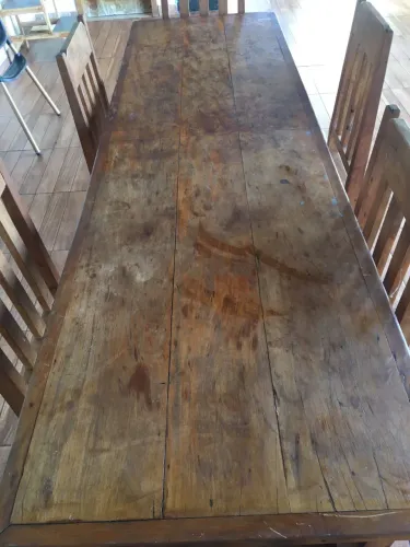 Mesa de madeira com cadeiras