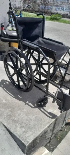 vendo uma cadeira de rodas seminova
