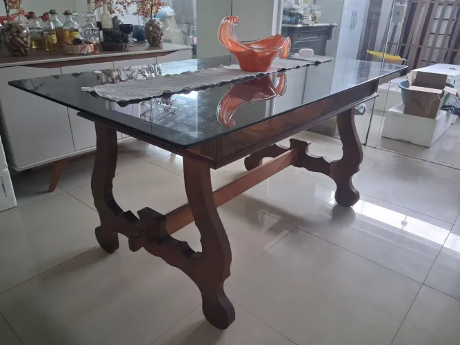 Mesa de jantar de madeira maciça e tampo de vidro fumê
