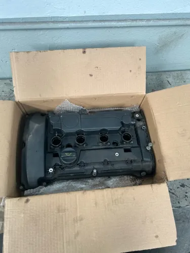 Vendo tampa de válvula do Peugeot 408 motor THP