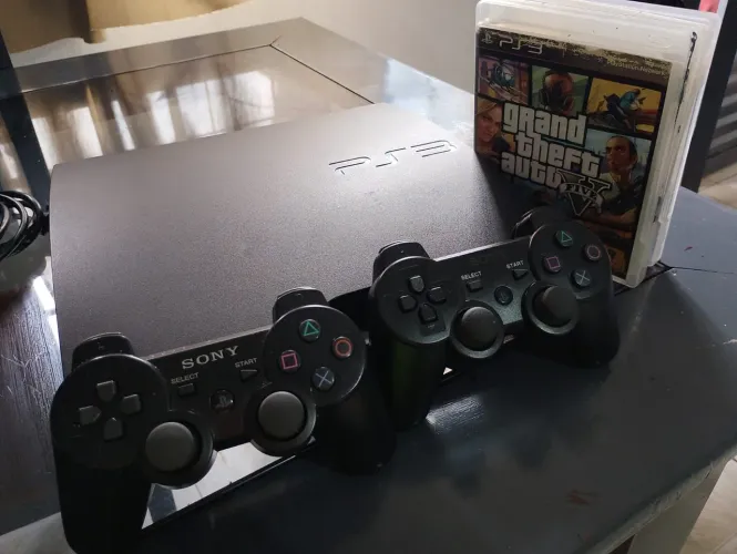 PS3 Slim (500GB) Desbloqueado, Dois controles + 1 de Brinde. Com GTA V e outros jogos!! 