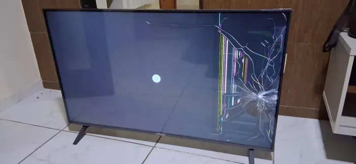 Vendo TV lg smart tela quebrada nova na caixa, para quem quiser consertar ou retirar peças