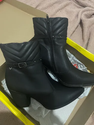 Bota feminina preta, estilo cano curto, com salto grosso super confortável. 