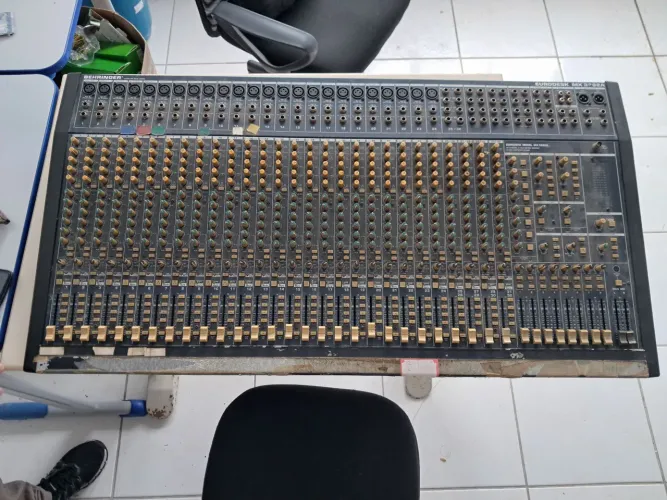 Mesa de som Behringer Eurodesk MX3282A