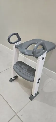 Adaptador de assento sanitário infantil com escada