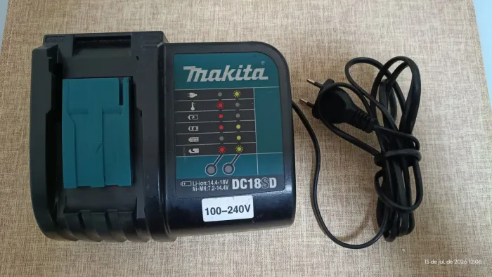 Carregador Makita DC18SD para bateria 18 volts, semi novo.