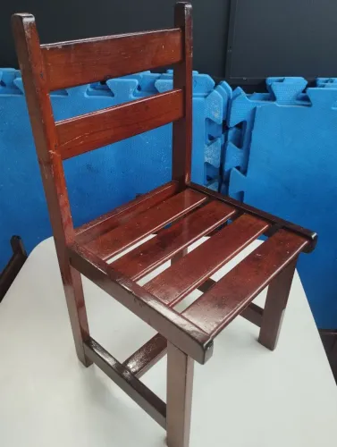 Vendo mesa e cadeiras de madeira