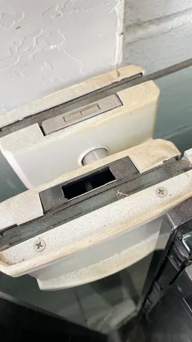VENDO PORTA DE VIDRO DUPLA COM ESQUADRIA E FECHADURA.   ( divido em 12x no cartão) 