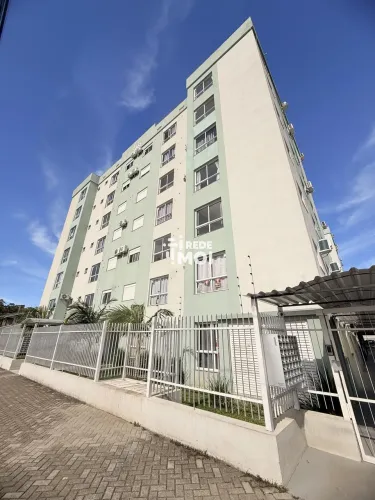 Apartamento próximo da UFSM com 2 dormitórios e garagem